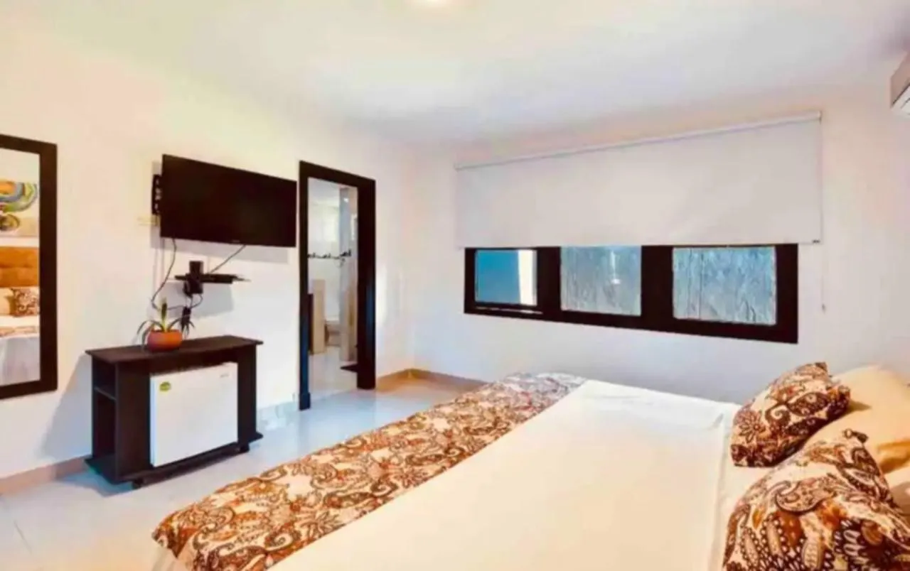 Villa Poblado Tropical 13 Bedroom Mansion Pool Jacuzzi Ac Butler 5 Minutes To Lleras Medellin