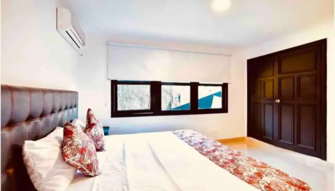 Poblado Tropical 13 Bedroom Mansion Pool Jacuzzi Ac Butler 5 Minutes To Lleras Medellin Colombia