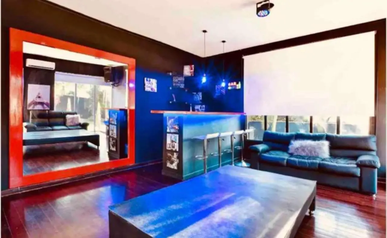 Villa Poblado Tropical 13 Bedroom Mansion Pool Jacuzzi Ac Butler 5 Minutes To Lleras Medellin