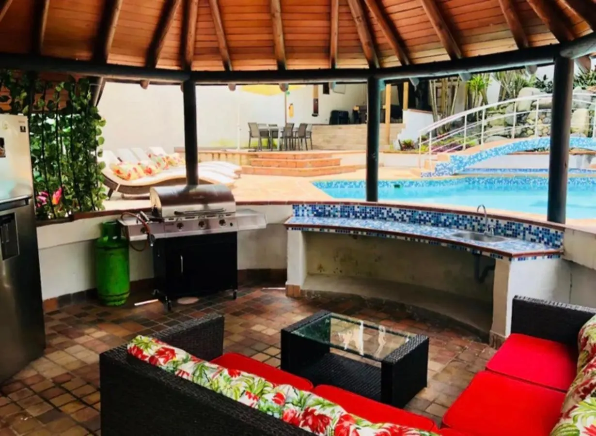 Poblado Tropical 13 Bedroom Mansion Pool Jacuzzi Ac Butler 5 Minutes To Lleras Medellin Villa