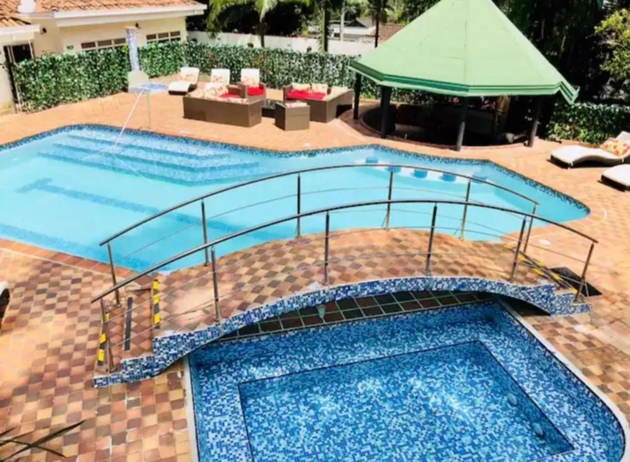 Villa Poblado Tropical 13 Bedroom Mansion Pool Jacuzzi Ac Butler 5 Minutes To Lleras Medellin Colombia