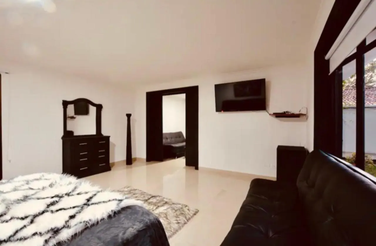 Poblado Tropical 13 Bedroom Mansion Pool Jacuzzi Ac Butler 5 Minutes To Lleras Medellin 0*,