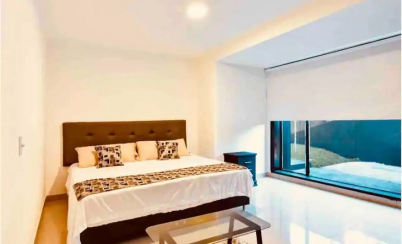 Poblado Tropical 13 Bedroom Mansion Pool Jacuzzi Ac Butler 5 Minutes To Lleras Medellin Villa