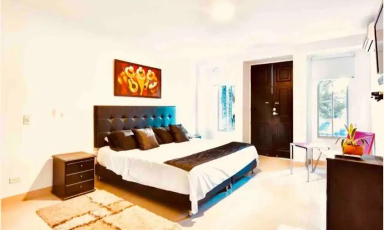 Villa Poblado Tropical 13 Bedroom Mansion Pool Jacuzzi Ac Butler 5 Minutes To Lleras Medellin