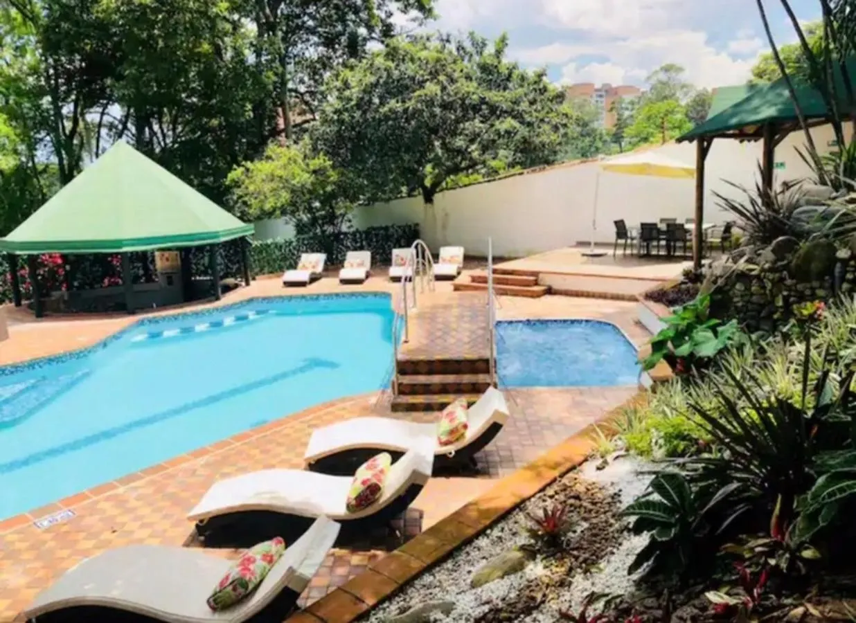 Poblado Tropical 13 Bedroom Mansion Pool Jacuzzi Ac Butler 5 Minutes To Lleras Medellin 0*,  Colombia