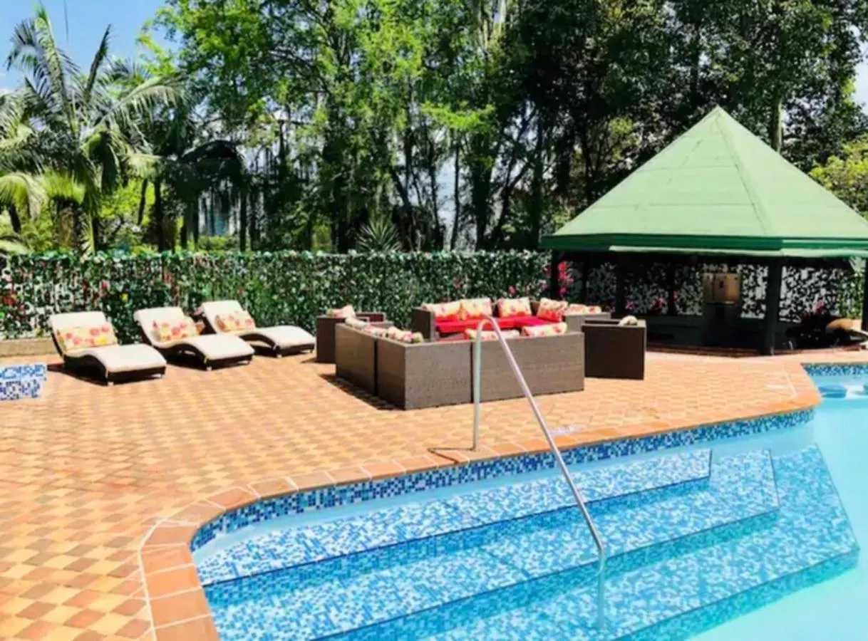 Poblado Tropical 13 Bedroom Mansion Pool Jacuzzi Ac Butler 5 Minutes To Lleras Medellin