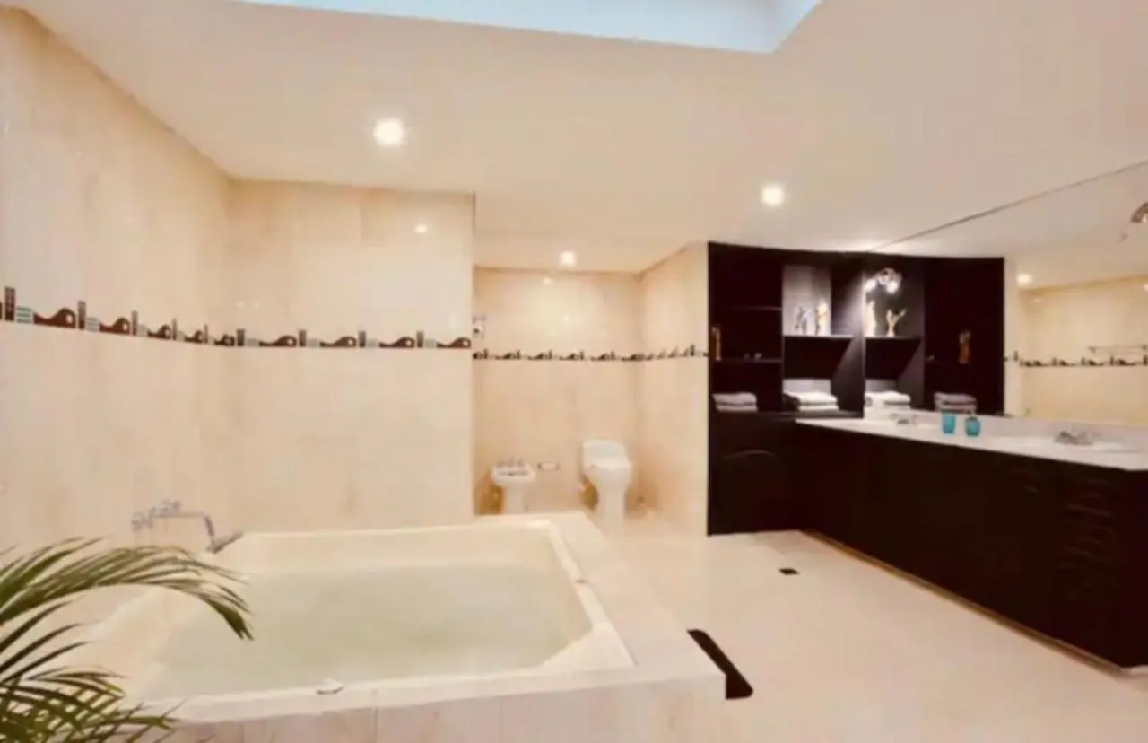 Villa Poblado Tropical 13 Bedroom Mansion Pool Jacuzzi Ac Butler 5 Minutes To Lleras Medellin