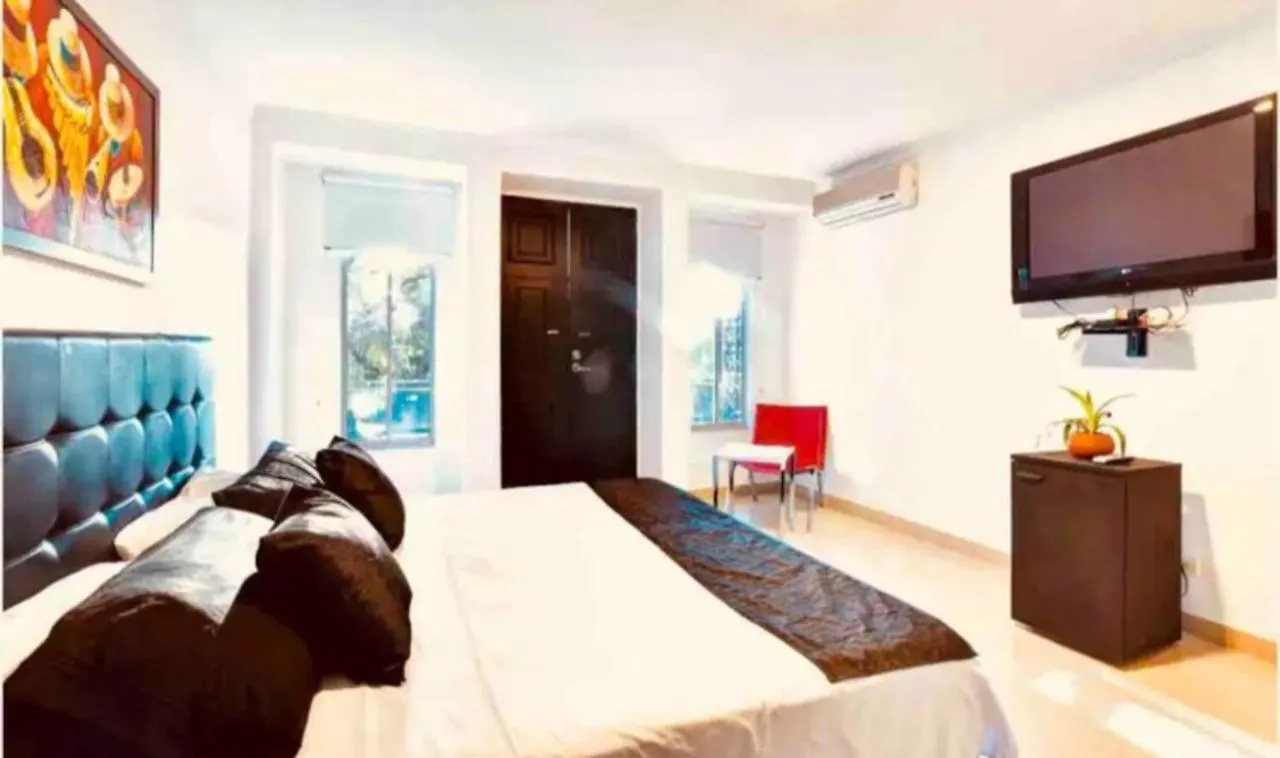Poblado Tropical 13 Bedroom Mansion Pool Jacuzzi Ac Butler 5 Minutes To Lleras Medellin Villa