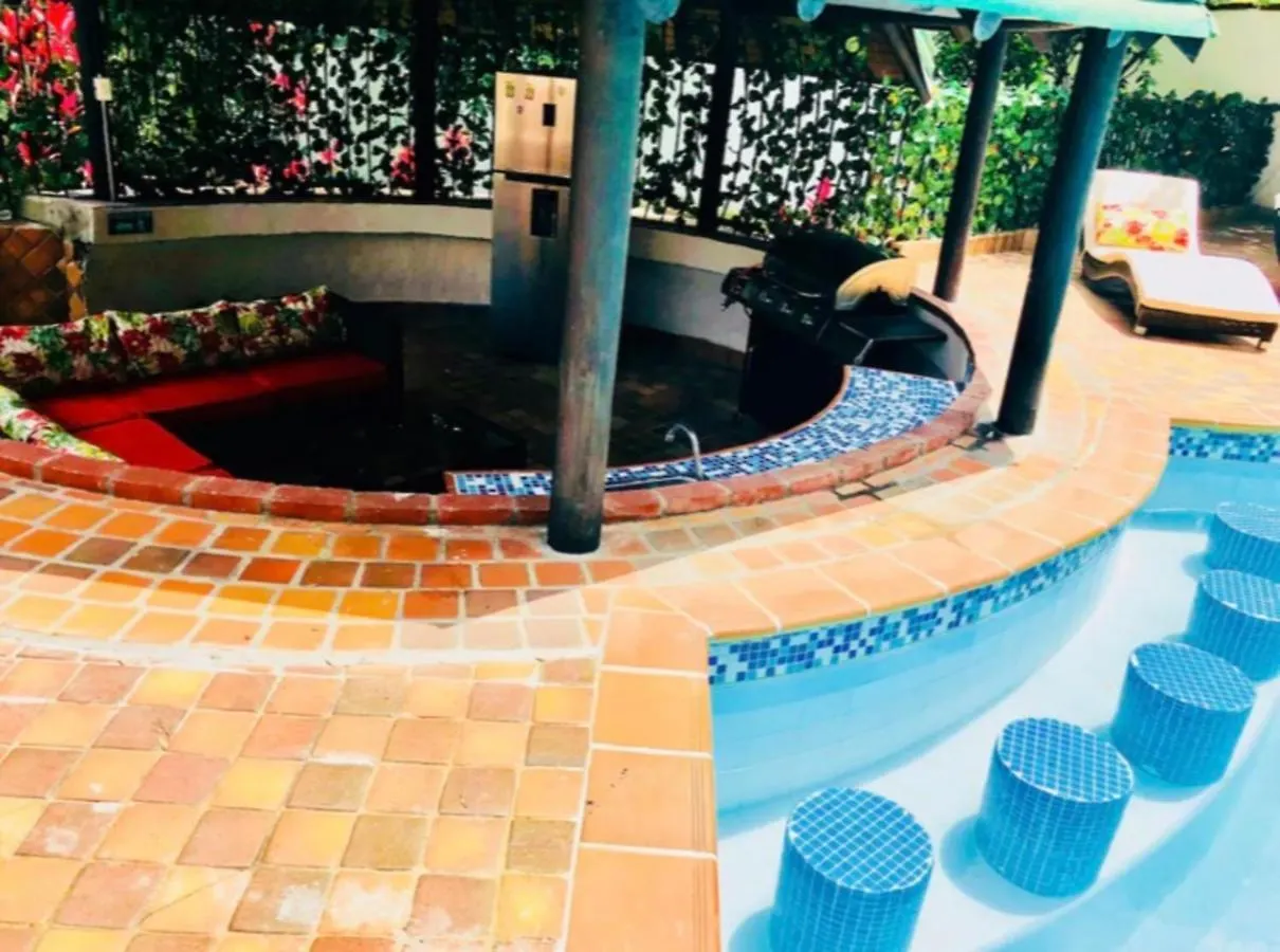 Poblado Tropical 13 Bedroom Mansion Pool Jacuzzi Ac Butler 5 Minutes To Lleras Medellin 0*,