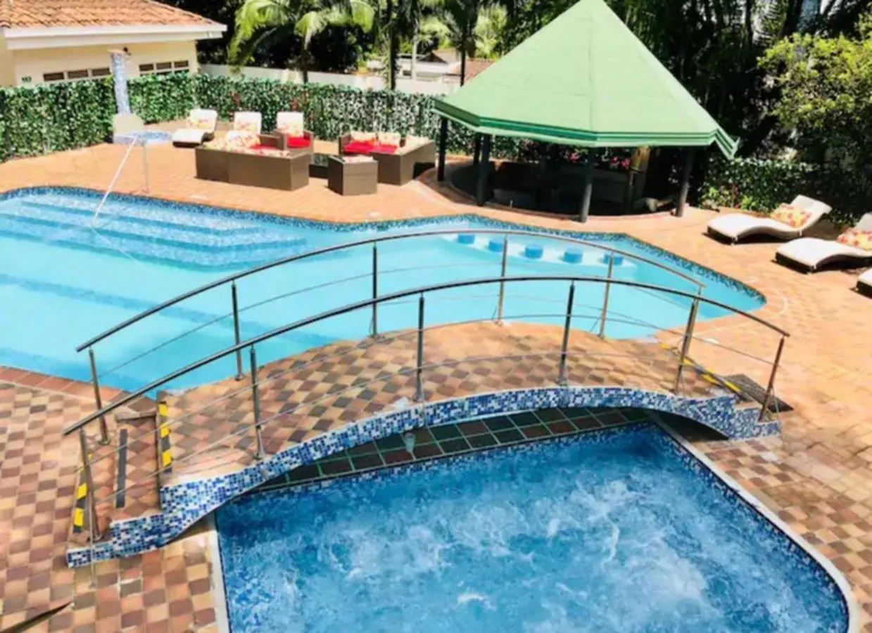 Villa Poblado Tropical 13 Bedroom Mansion Pool Jacuzzi Ac Butler 5 Minutes To Lleras Medellin