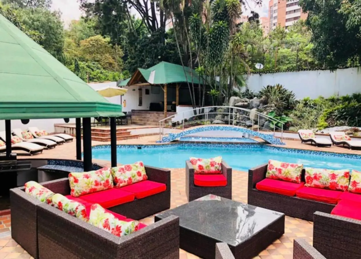 Poblado Tropical 13 Bedroom Mansion Pool Jacuzzi Ac Butler 5 Minutes To Lleras Medellin 0*,  Colombia