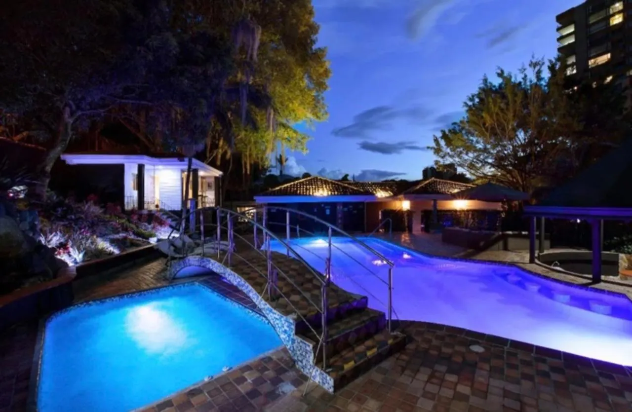 Poblado Tropical 13 Bedroom Mansion Pool Jacuzzi Ac Butler 5 Minutes To Lleras Medellin Villa