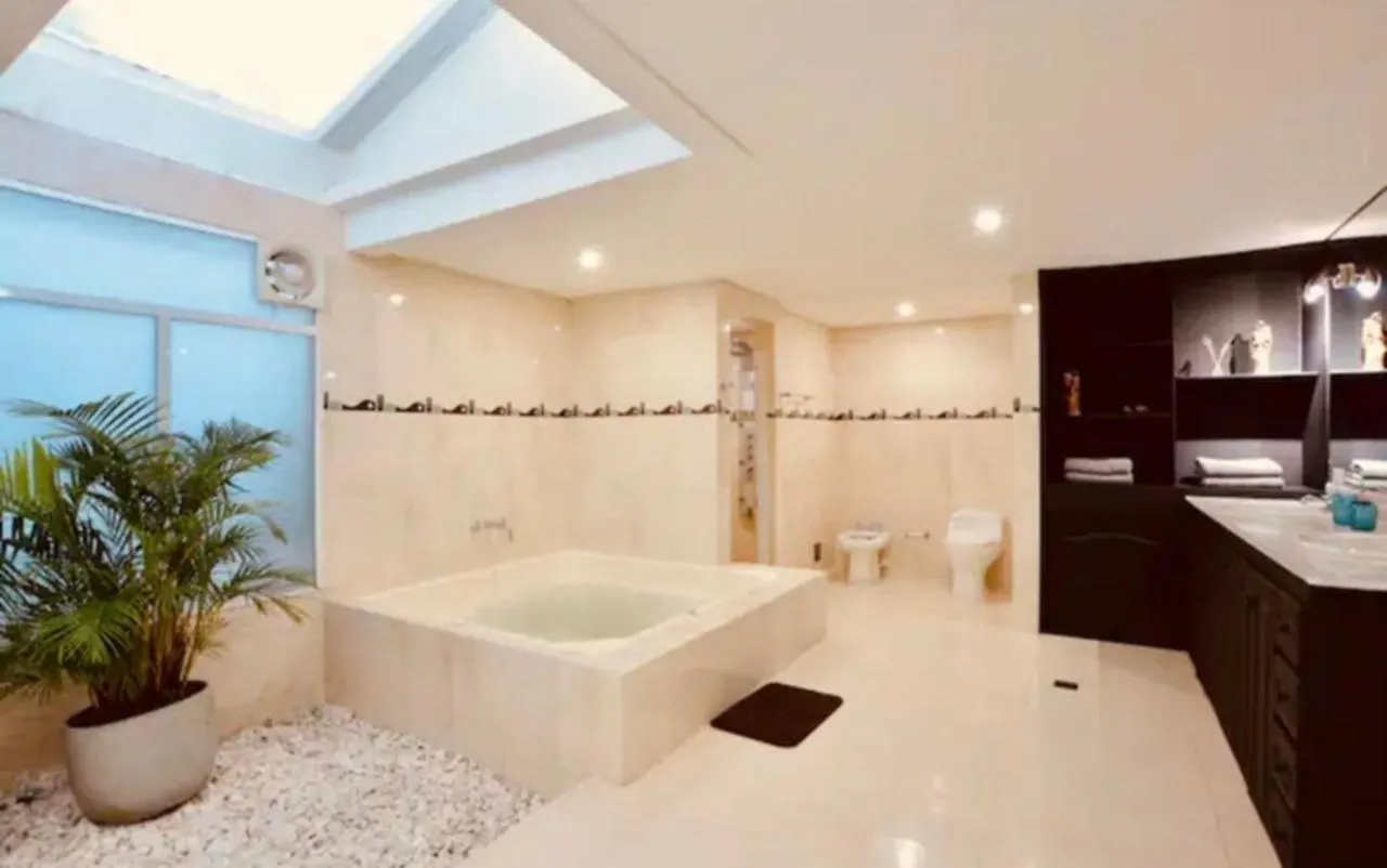 Poblado Tropical 13 Bedroom Mansion Pool Jacuzzi Ac Butler 5 Minutes To Lleras Medellin Colombia