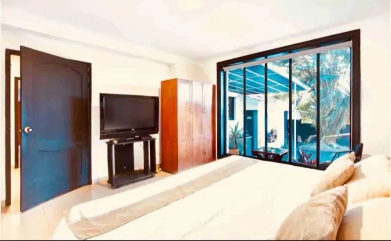Poblado Tropical 13 Bedroom Mansion Pool Jacuzzi Ac Butler 5 Minutes To Lleras Medellin