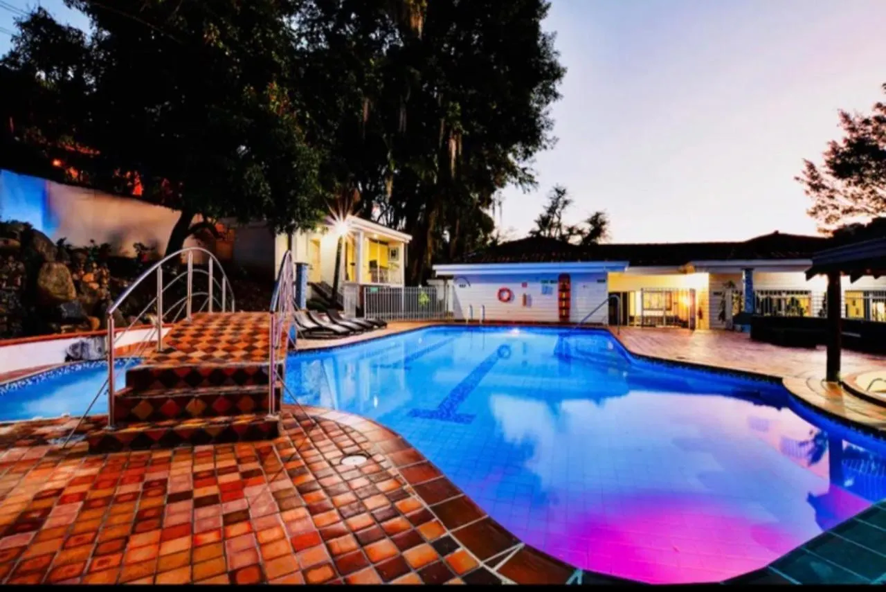 Poblado Tropical 13 Bedroom Mansion Pool Jacuzzi Ac Butler 5 Minutes To Lleras contacts
