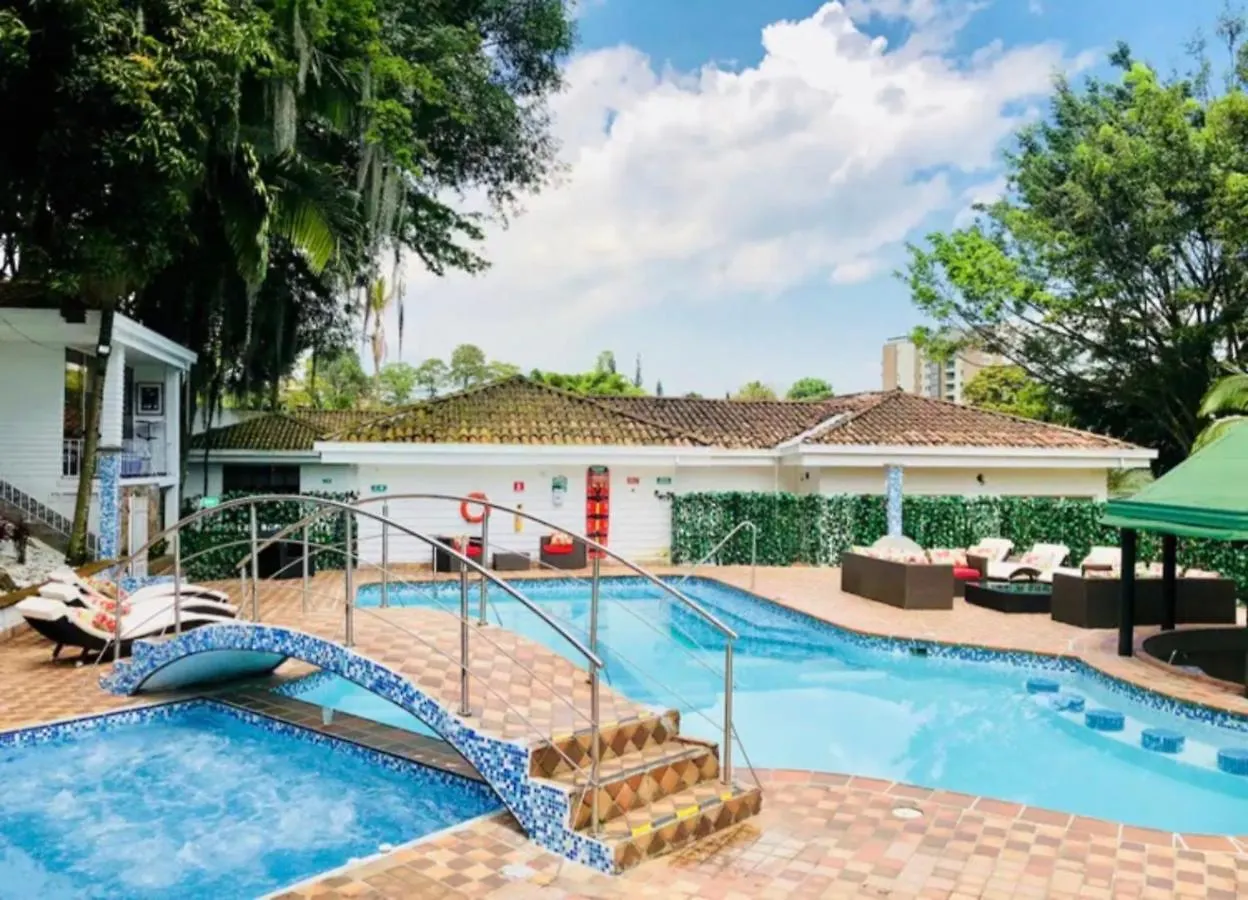Villa Poblado Tropical 13 Bedroom Mansion Pool Jacuzzi Ac Butler 5 Minutes To Lleras Medellin