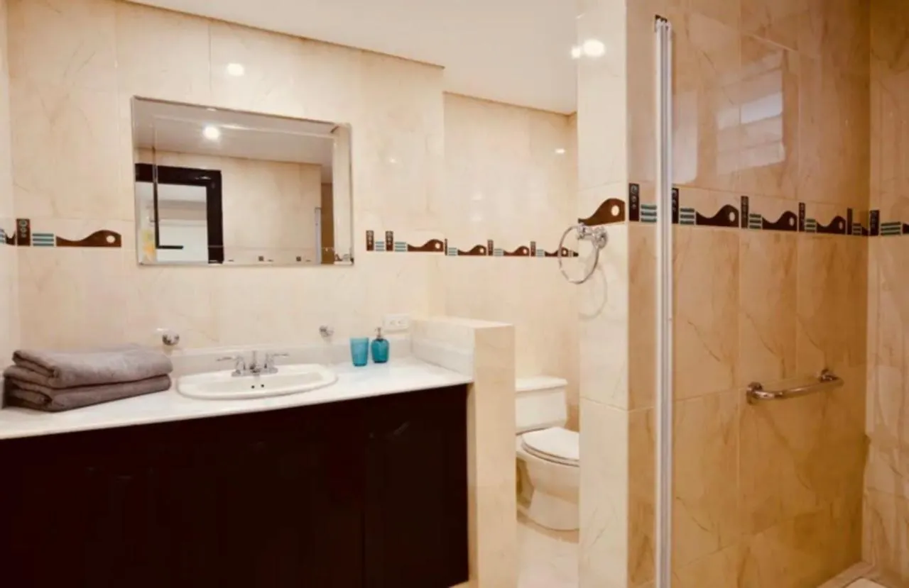Poblado Tropical 13 Bedroom Mansion Pool Jacuzzi Ac Butler 5 Minutes To Lleras Medellin 0*,  Colombia