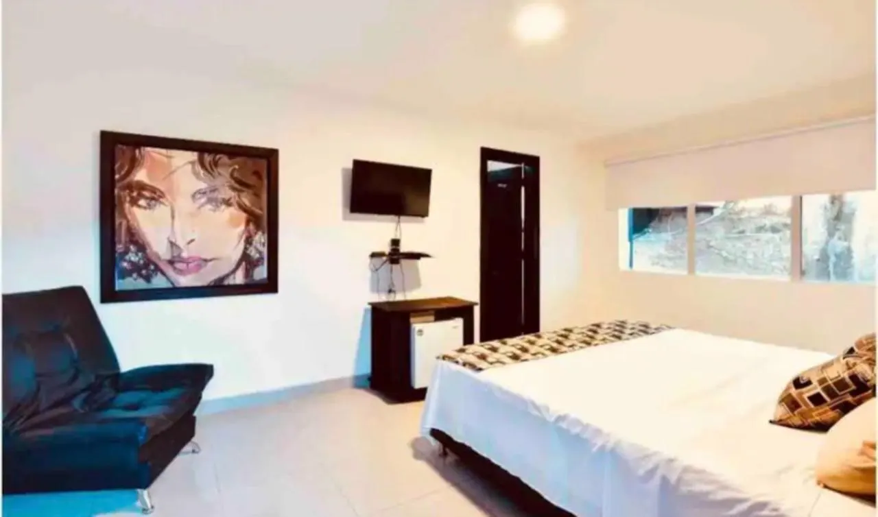Poblado Tropical 13 Bedroom Mansion Pool Jacuzzi Ac Butler 5 Minutes To Lleras Medellin