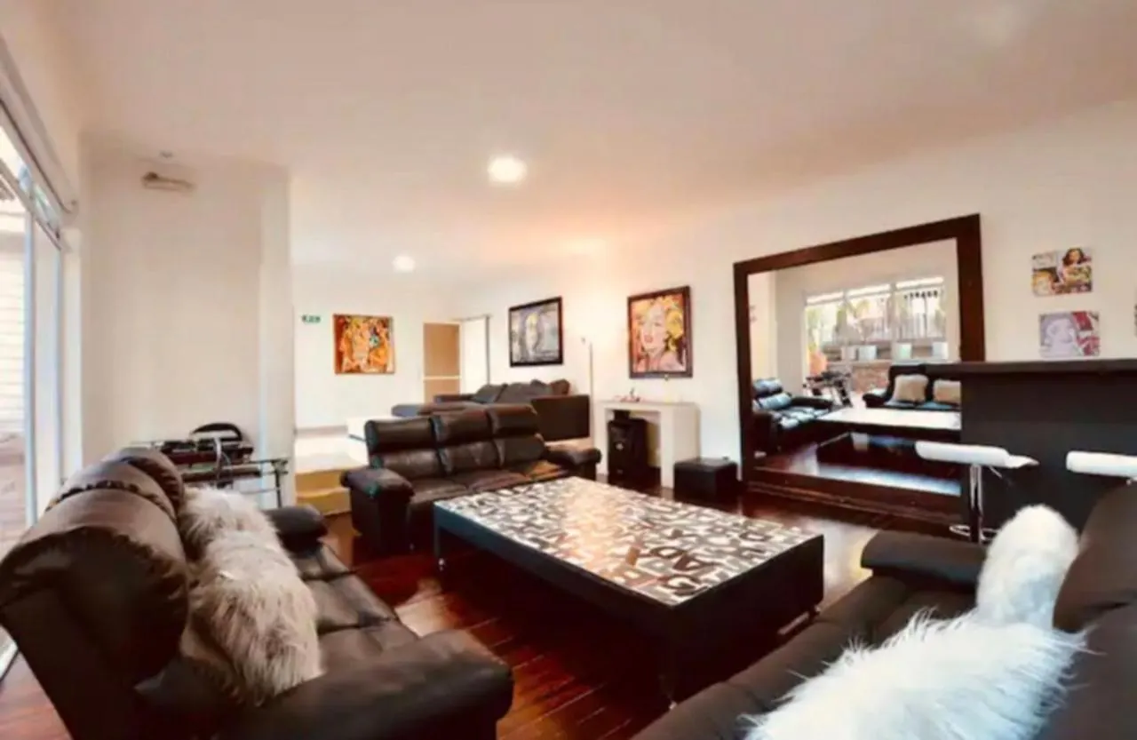 Villa Poblado Tropical 13 Bedroom Mansion Pool Jacuzzi Ac Butler 5 Minutes To Lleras Medellin