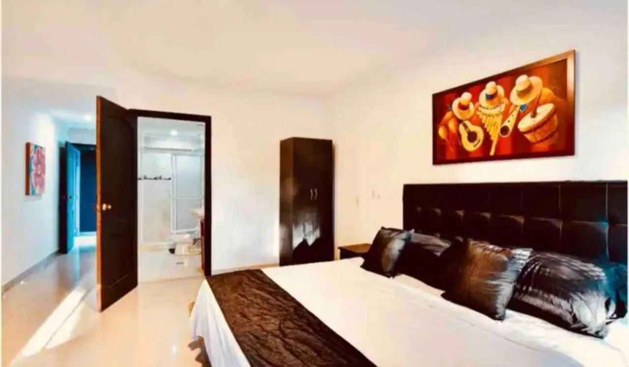 Villa Poblado Tropical 13 Bedroom Mansion Pool Jacuzzi Ac Butler 5 Minutes To Lleras Medellin