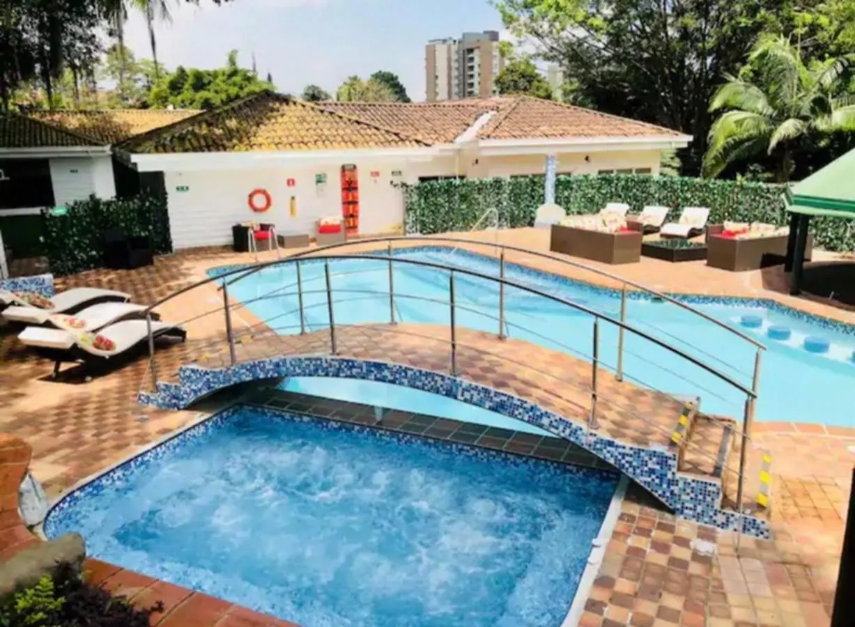 Poblado Tropical 13 Bedroom Mansion Pool Jacuzzi Ac Butler 5 Minutes To Lleras Medellin Villa