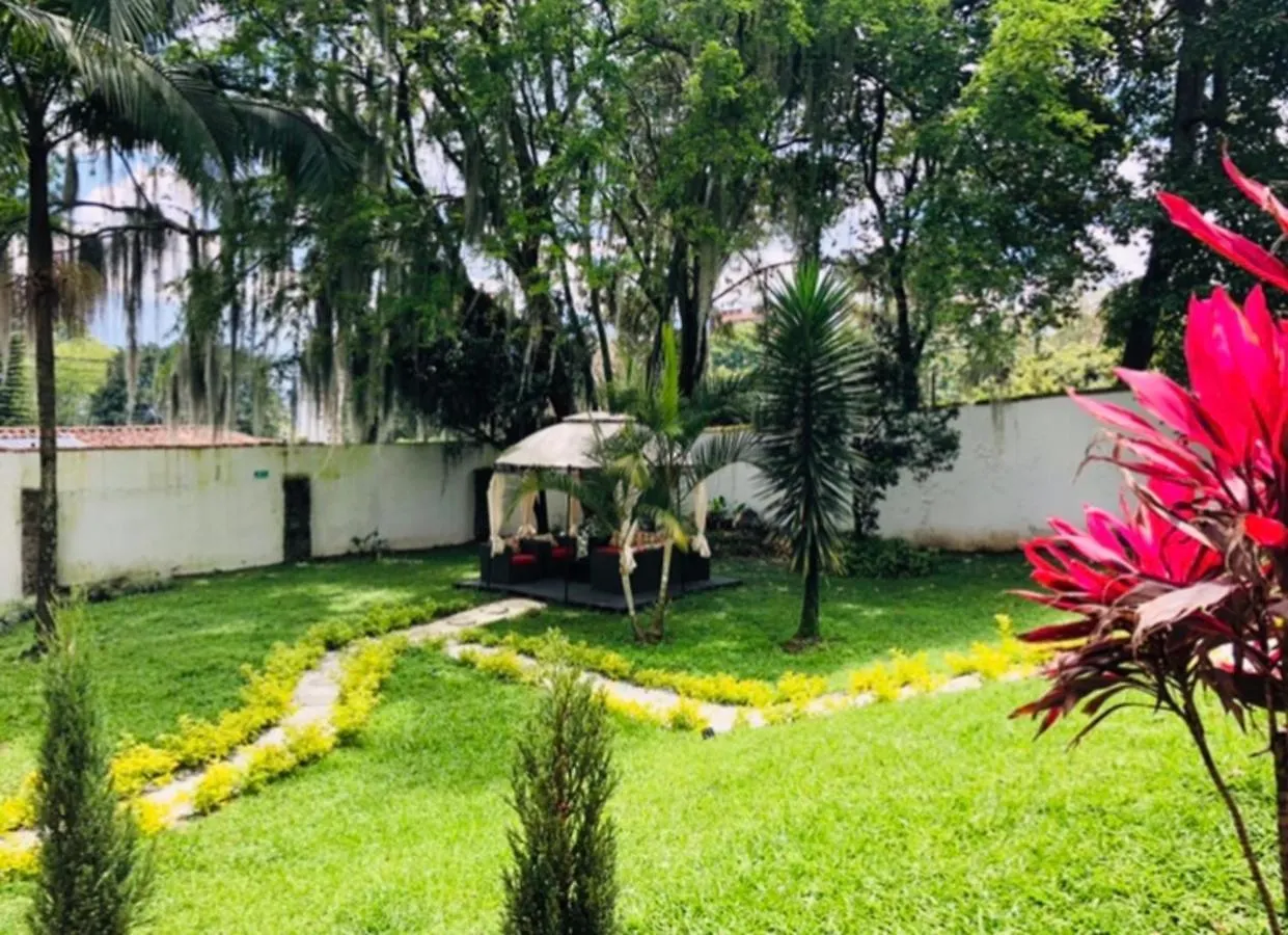 Poblado Tropical 13 Bedroom Mansion Pool Jacuzzi Ac Butler 5 Minutes To Lleras Medellin Colombia