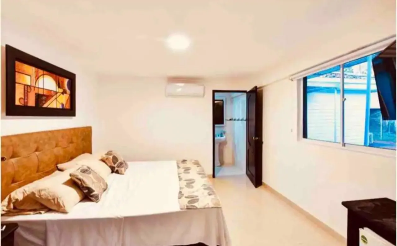 מדיין Poblado Tropical 13 Bedroom Mansion Pool Jacuzzi Ac Butler 5 Minutes To Lleras וילה