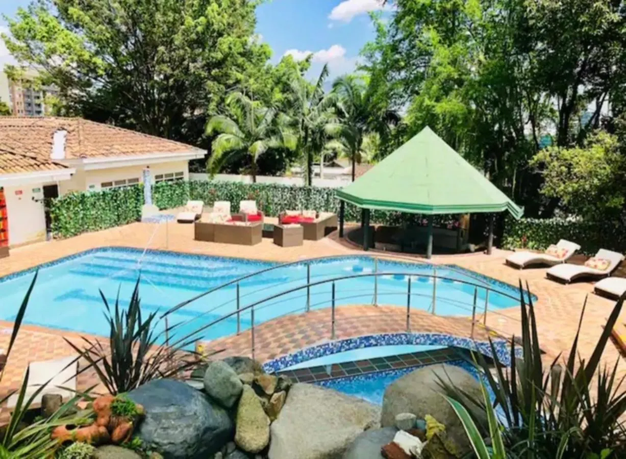 מדיין Poblado Tropical 13 Bedroom Mansion Pool Jacuzzi Ac Butler 5 Minutes To Lleras
